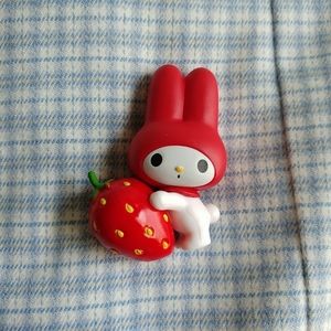 Sanrio My Melody mini vinyl figure - Strawberry